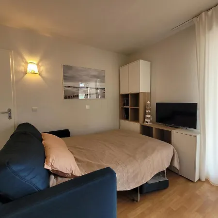 6 Places Proche Et Avec Piscine アパート *