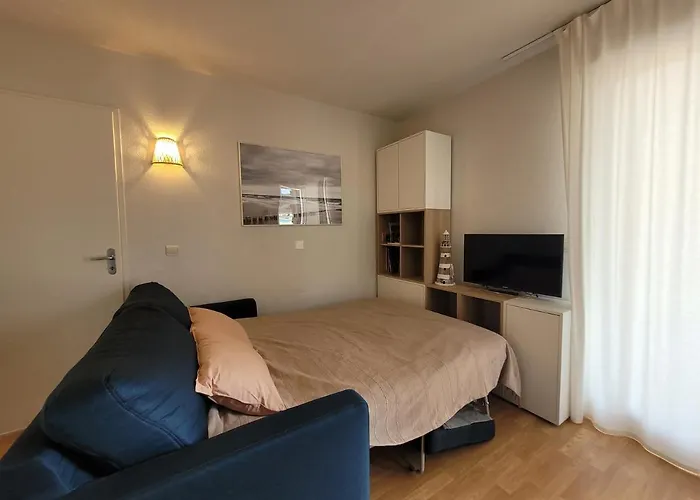 6 Places Proche Et Avec Piscine شقة *